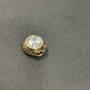 10k solitaire pendant with zirconia clear stone.